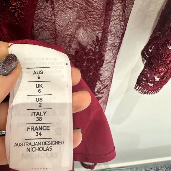 Elegant Nicholas evening dress. Silk underlay and intricate embroidered lace. - Picture 4 of 5